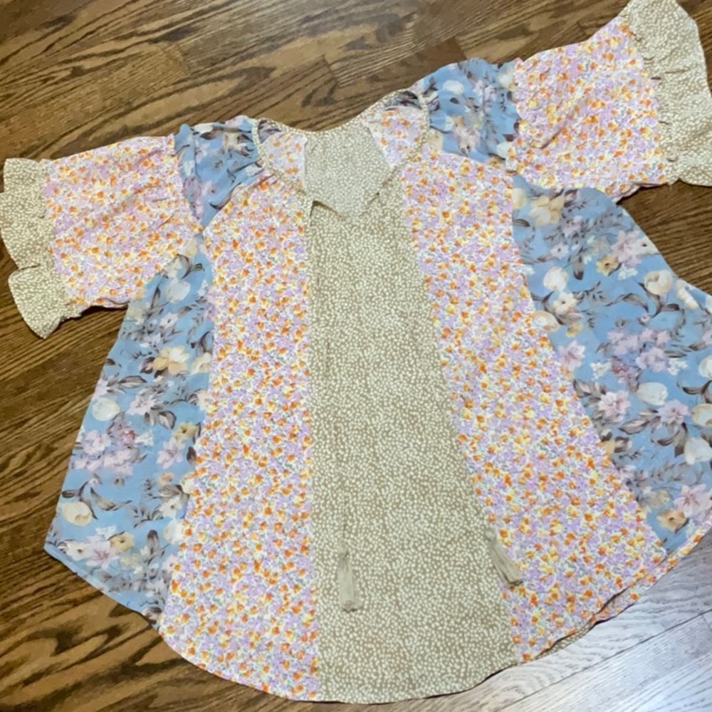 Multi print/floral blouse. EUC in size small. Could fit medium